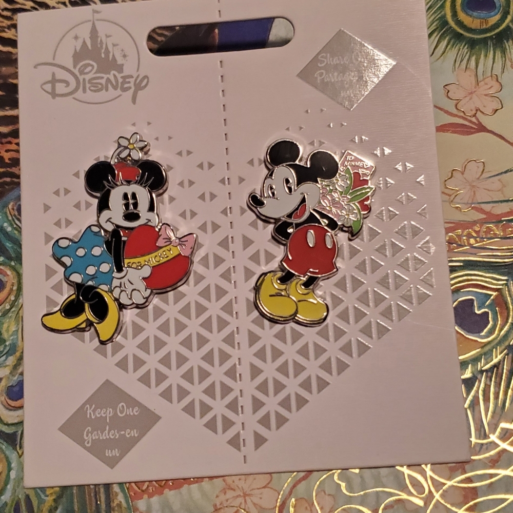 Disney character pins Minnie and Mickey nwt